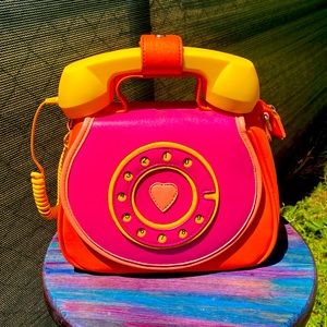 Super cool working phone purse!